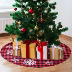 Red And Black Plaid Tree Skirt With Snowflake 36in -Christmas Decorations Store Red and Black Plaid Tree Skirt with Snowflake 36in 2 600x600 1