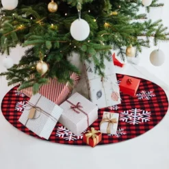 Red And Black Plaid Tree Skirt With Snowflake 36in -Christmas Decorations Store Red and Black Plaid Tree Skirt with Snowflake 36in 6 600x600 1